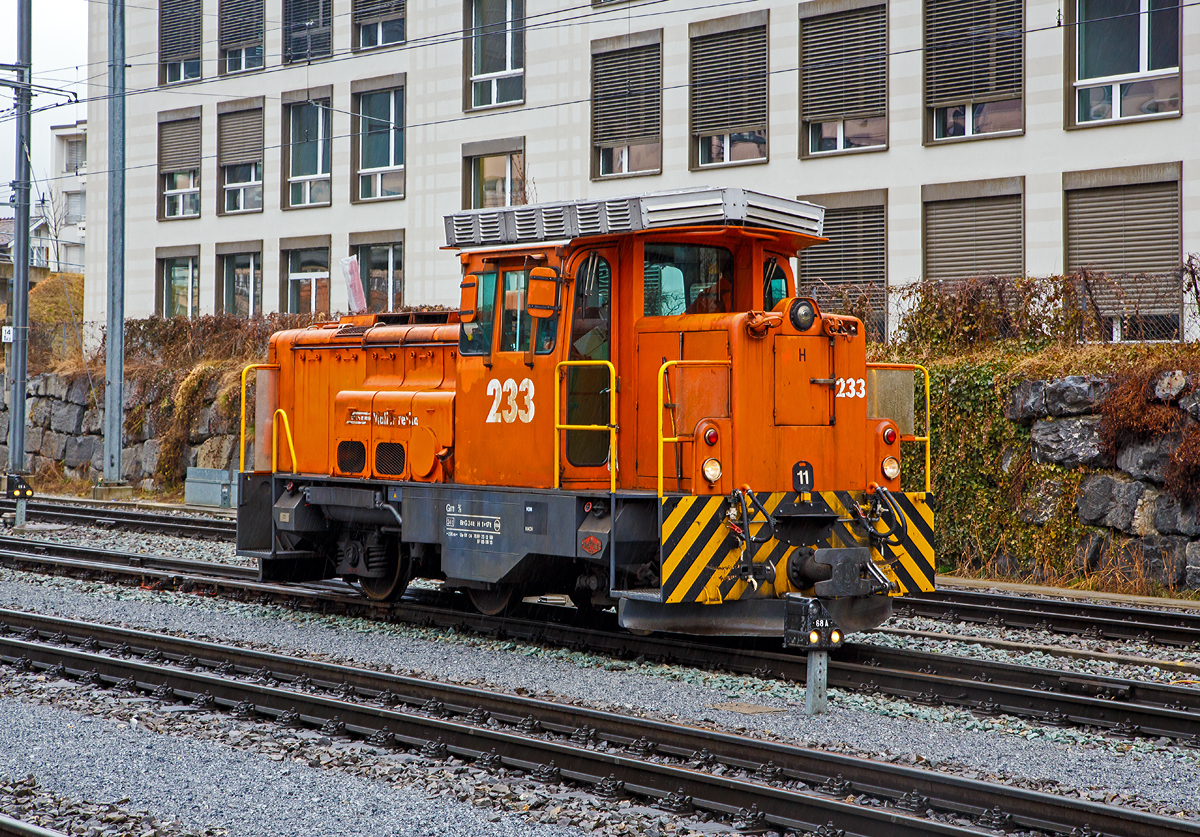 Von der anderen Seite, ohne Wagen....
Die RhB Gm 3/3 – 233 beim Man�ver  am 17.02.2017 im Bahnhof Chur.

Die Gm 3/3 ist eine dreiachsige dieselelektrische Rangierlokomotive der Rh�tischen Bahn (RhB). F�r die RhB wurden drei Maschinen von der franz�sischen Firma Moyse gebaut und zwischen 1975 und 1976, mit den Betriebsnummern 231 bis 233, in Betrieb genommen. Die 233 wurde 1976 unter der Fabriknummer 3555 von Moyse gebaut.

Gem�� der urspr�nglichen Idee sollte der Hersteller, die franz�sische Firma Moyse, die meisten Baugruppen aus der Serienproduktion eines franz�sischen Loktyps �bernehmen. Die vielen Sonderw�nsche der RhB (MTU-Dieselmotor, Vakuumbremse, Vielfachsteuerung, F�hrerstandseinrichtung nach RhB-Norm) erzwangen jedoch umfangreiche �nderungen und verz�gerten die Lieferung der Anfang 1974 bestellten Fahrzeuge erheblich.

Die Stundenleistung der maximal 55 km/h schnellen, 34 t schweren Lokomotiven betr�gt 220 kW. Mittels eines dem Gleichstrom-Fahrmotor nachgeschalteten Getriebe kann zwischen Rangier- und Streckengang gewechselt werden.

Die urspr�nglich rotbraun, seit Anfang der 1990er Jahre verkehrsorange lackierten Gm 3/3 verrichten planm��ig den schweren Rangierdienst auf den Bahnh�fen Landquart, Chur und Untervaz. Dank ihrer hohen Anfahrzugkraft (im Rangiergang 153 kN) und der m�glichen Doppeltraktion eignen sich die robusten Fahrzeuge auch f�r den schweren Bauzugdienst. Schneer�umfahrten, gemeinsam mit der kleinen Schneeschleuder Xrotm 9216 oder der grossen Xrotmt 9217, geh�ren ebenfalls zum Einsatzprogramm.

TECHNISCHE DATEN (der Gm 3/3):
Spurweite:  1.000 mm
Achsformel: C
L�nge �ber Puffer: 7.960 mm
Breite: 2.700 mm
Dienstgewicht: 34 t
H�chstgeschwindigkeit:  55 km/h
Dauerleistung:  386 kW (Dieselmotor) / 220 kW (am Rad)
Anfahrzugkraft:  153 kN (Rangiergang) / 61 kN (Streckengang)
Stundenzugkraft:  83.4 kN (Rangiergang) / 34.3 (Streckengang)
Treibraddurchmesser:  920 mm
Motor:  MTU 6-Zylinder-Dieselmotor 6V 33 1 TC10
Leistungs�bertragung:  Diesel-Elektrisch

Was Aktuelles (2021):
Seit dem 10.April 2021 sind die drei RhB Rangierloks Gm 3/3 231-233 bei der Dampfbahn Furka-Bergstrecke. Eine Lok ersetzt die revisionsf�llige Gm 4/4 71  Elch  (ex MGB), die beiden anderen Loks werden als Ersatzteilspender dienen.
Siehe auch:
http://www.furka-rhein-main.de/index.php/17-aktuell/73-neues-rollmaterial
