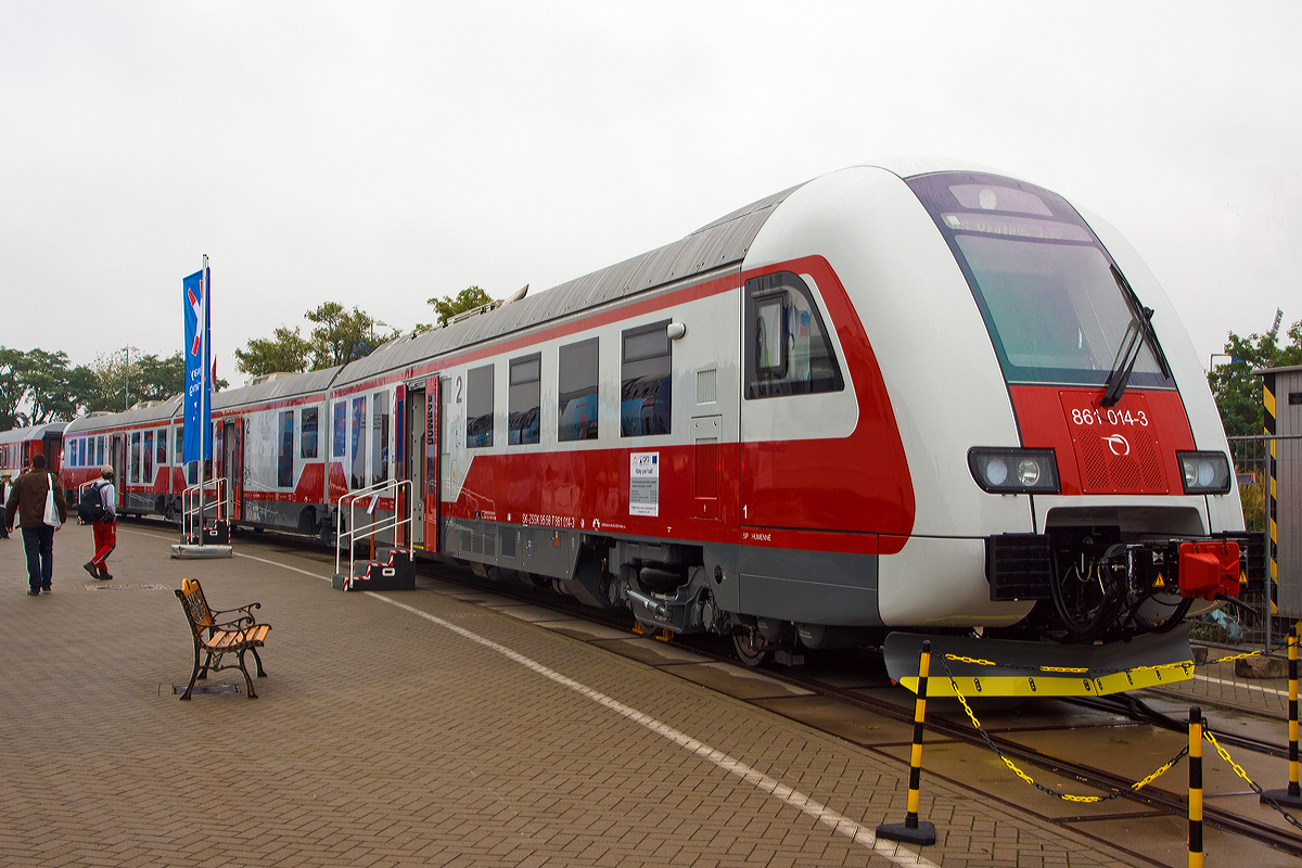 
Von dem slowakischem Hersteller ZOŠ Vrútky wurde der Niederflur-Dieseltriebzug ZSSK 861 014-3 „REGIOMOVER“ (95 56 7 861 014-3 SK- ZSSK) für die ZSSK  (Železničná spoločnosť Slovensko, a.s. / deutsch Eisenbahngesellschaft Slowakei AG) wurde auf der Innotrans Berlin 2014 (hier 26.09.2014) präsentiert.

Der dreiteilige Dieseltriebzug REGIOMOVER mit dieselhydraulischer Leistungsübertragung ist zum Teil als Niederflurfahrzeug gebaut, besteht aus drei Teilen, und zwar aus zwei Triebwagen und einem getriebenen Mittelwagen. Entwickelt und gebaut wird er von ŽOS Vrútky a.s. in Vrútky.

Er ist für den Betrieb auf überregionalen und regionalen Strecken mit der Spurweite von 1.435 mm bestimmt. Er kann auf der Strecke eine maximale Steigung von 40‰ überwinden.

Die Dieseltriebeinheit kann auch  in einer Doppel-, bzw. Dreifachtraktion betrieben werden. Die Triebwagen sind mit dem Mittelwagen über das Laufdrehgestell mittels Gummi-Metall-Gelenk verbunden, welches neben der Verbindungs-  auch die Drehfunktion sichert. Die ganze Einheit ist auf dem Lauf- als auch auf dem Triebdrehgestell pneumatisch gefedert. 
Bei der Einheit sind zwei Drehgestelltypen verwendet worden. Es gibt zwei Triebdrehgestelle, die unterhalb der Triebwagenstirnseiten angeordnet sind und zwei Jacobs-Laufdrehgestelle, welche die Endteile von Triebwagenkästen mit dem Mittelwagenkasten verbinden.

Die Einheit verfügt über vier Bremssysteme: 
Hydrodynamischer Retarder;
direkt wirkende elektropneumatische Bremse:
Federspeicherbremse und 
indirekt wirkende pneumatische Bremse. 

Die Traktionsleistung der Einheit beträgt min. 800 kW. 
Im Fahrgastraum ist ein Informationssystem mit optischer und akustischer Anzeige einzelner Bahnhöfe und Überwachungs-Kamerasystem vorhanden. Der Innenraum ist mit den in Seitenbodenkanälen angeordneten Warmwasserheizkörpern beheizt. Alle Fahrgasträume sind klimatisiert, Führerräume haben unabhängige separate Klimaanlagen. Die Heizungs- bzw. Klimaanlageregelung erfolgt durch Mikroprozessorregler und Raumtemperaturfühler. Die großflächigen Fenster sichern den Fahrgästen eine gute Aussicht aus der Dieseltriebeinheit. Im Einstiegraum des Mittelwagens gibt es eine Beförderungsmöglichkeit für Fahrgäste im Rollstuhl, Kinderwagen, Fahrräder und übermäßiges Gepäck. Die große Vorschiebetür ermöglicht einen schnellen Fahrgastwechsel.

Aus der Sicht der klimatischen und geografischen Bedingungen kann das Fahrzeug im Temperaturbereich von -25°C bis + 40°C bis zur Meereshöhe von 1.100 m (Klasse 1, laut STN EN 50 125-1) und bis zur durchschnittlichen jährlichen relativen Luftfeuchte von 75% betrieben werden.

Technische Daten: 
Bestellte Triebzüge: 12 (ZSSK)
Spurweite: 1.435  mm
Achsanordnung: B'2'2'B'
Länge über Puffer:  58.800  mm
Maximale Breite:  2.849  mm
Maximale Höhe:  4.300  mm
Achsabstand im Triebdrehgestell:  2.600  mm
Achsabstand im Laufdrehgestell:  2.800  mm
Nenndurchmesser der Drehgestellräder:  850 mm / 770 mm
Anzahl der Sitzplätze:  168 feste Sitze und 9 Klappsitze
Kleinster befahrbarer Gleisbogen (in Streckengeschwindigkeit):  150  m
Maximale Steigung:  40‰
Motoren: 2 Stück MAN 12-Zylinder-Diesel-Bahnmotor D2862 LE633
Leistung der Verbrennungsmotoren:  2 x 588 kW (800 PS)
Höchstgeschwindigkeit : 140 km/h

Quelle: http://www.zos-vrutky.sk
