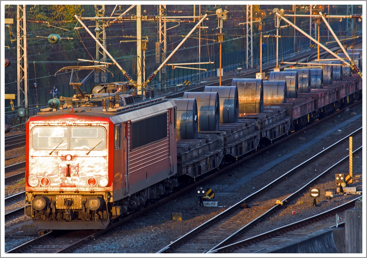 Von der nun sehr tief stehenden Sonne wird die Lokfront sehr stark angestrahlt....

Die 155 261-1 der DB Schenker Rail mit eine Coilzug (Stahlblech Coils auf Schwerlastwagen) hat am 16.11.2013 vor dem Hbf Siegen Sh 0. Danach setzte die Lok f�r die Gegenrichtung um. 

Wahrscheinlich war die direkte Anbindung der KBS 445 (Dillstrecke) an die KBS 440 (Ruhr-Sieg-Strecke) bzw. durchg�ngige Fahrt auf der DB Streckennummer 2800 (Hagen-Siegen(Weidenau)-Haiger) nicht m�glich.