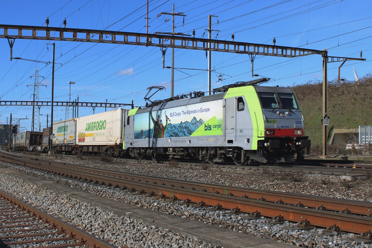 Von der offentlich zugängicher PLatz wurde am 13 Februar 2024 BLS 486 502 samt KLV fotografiert.
