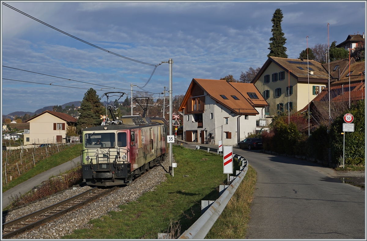 Von der SLM/BBC 1983 gebaut und an die GFM geliefert, übernahm die MOB von der TPF 2008 die GDe 4/4 102  Neirivue  (mit der Schwesterlok GDe 4/4 101) und setzt sie seitdem als GDe 4/4 6006 ein. Das Bild zeigt die MOB GDe 4/4 6006  Aigle les Murailles , die mit dem MOB Panoramic Express 2111 von Zweisimmen nach Montreux bei Planchamp unterwegs ist.

23. Nov. 2020
