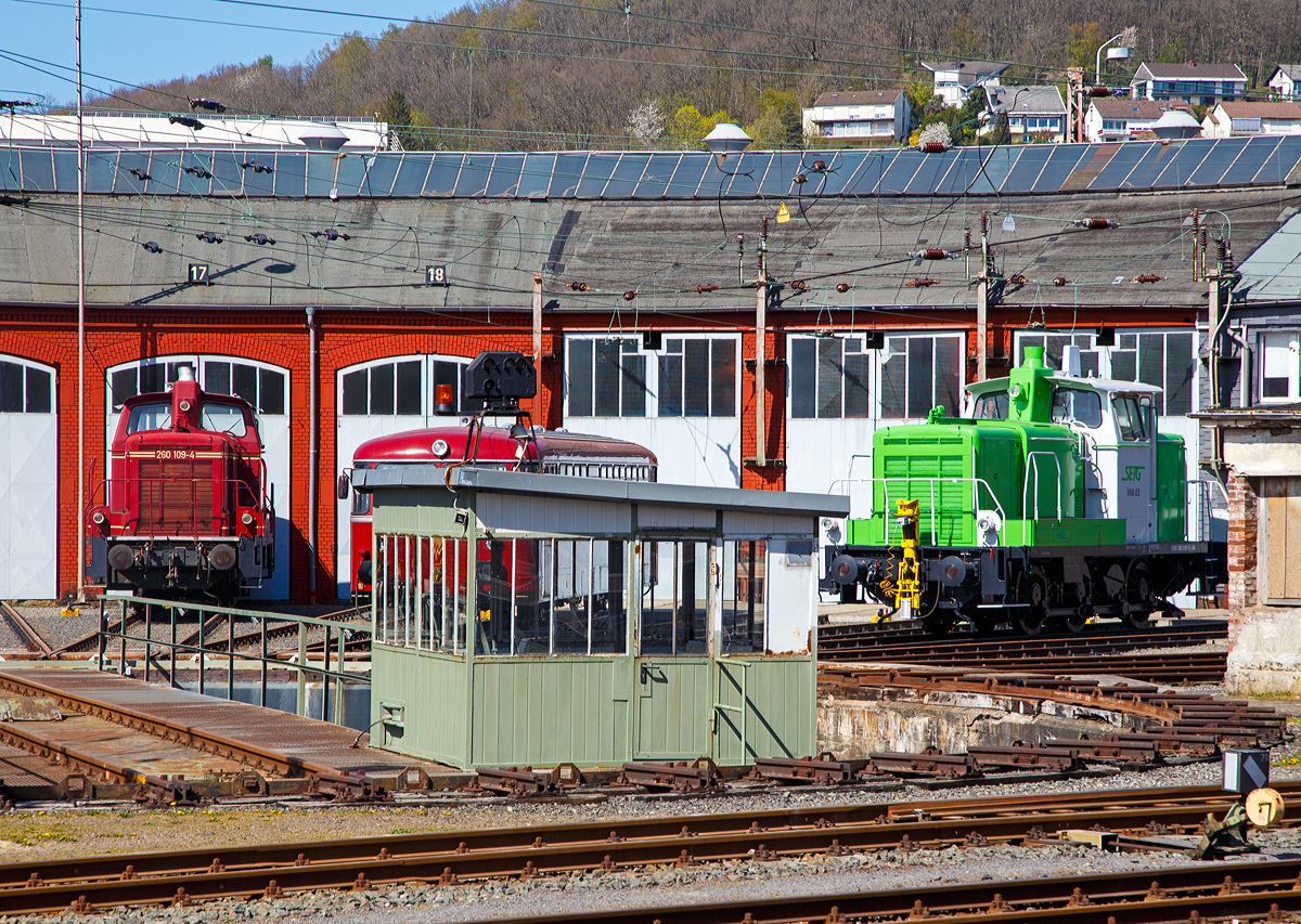 Vor den Siegener Ringlokschuppen stehen am 15.04.2020:
Links die 260 109-4 (eigentlich 98 80 3360 109-3 D-EVG) der RE Rheinische Eisenbahn GmbH, ex DB V 60 109, ex DB 260 109-4, ex DB 360 109-3. Die V60 der leichten Ausführung wurde 1956 unter der Fabriknummer 600029 von MaK gebaut und als als V 60 109 Deutsche Bundesbahn geliefert. Nach der Umzeichung 1968 in 260 109-4 und 1987 in 360 109-3 wurde die V60 der leichten Bauart im Jahr 2001 bei der DB ausgemustert. 2003 ging sie an die EfW-Verkehrsgesellschaft mbH in Frechen und 2007 an die Bocholter Eisenbahngesellschaft mbH bis sie 2009 zur Rheinische Eisenbahn GmbH kam.

In der Mitte, hinter dem Steuerhaus der Drehscheibe, versteckt sich der ex DB Uerdinger Schienenbus-Steuerwagen 998 800-6 (95 80 0998 800-6 D-EVG), ex 998 800-6 BBG Staudenbahn, ex SVG VS 601, ex Dürener Kreisbahn VS 252, ex DB VS 98 200.

Und rechts, mit neuer Lackierung, die V 60.03 (98 80 3363 809-5 D-SETG) der Salzburger Eisenbahn TransportLogistik GmbH, ex RNE 363 809-5 (Rhein-Neckar-Eisenbahnservicegesellschaft mbH), ex DB 363 809-5, ex DB 365 809-3, ex DB 361 809-7, ex DB 261 809-8, ex DB V60 809. Die V60 der schweren Ausführung wurde 1960 von Henschel in Kassel unter der Fabriknummer 30098 gebaut.


Die V60-Familie:
Die Deutsche Bundesbahn hatte nach ihrer Gründung einen Mangel an kleinen Rangierlokomotiven. Daher wurde ab 1951 eine Dieselrangierlok entwickelt, an deren Bau und Entwicklung fast alle namhaften Lokomotivfabriken beteiligt waren. Die neue Baureihe wurde zunächst als V 60 bezeichnet. Noch 1955 wurden die ersten 275 Serienloks in Auftrag gegeben, sie hatten den Motor GTO 6 von Maybach und das Dreiganggetriebe L 37 zUB von Voith.

Durch einen verstärkten Rahmen erhielten einige der Lokomotiven ein höheres Reibungsgewicht von 53 Tonnen statt 48,3–49,5 Tonnen. Zusätzlich konnten bei diesen Loks für den schweren Dienst noch bis zu sechs Tonnen Ballast mitgeführt werden, die Baureihenbezeichnung blieb jedoch bei V 60. Insgesamt wurden 942 Lokomotiven der leichten und schweren Ausführung zusammen genommen geliefert. Anhand der Ordnungsnummer war eine Unterscheidung der leichten und der schweren Ausführung nicht möglich, erst zum 1. Januar 1968 wurde mit der Einführung der computerlesbaren Nummern für die DB-Lokomotiven die Baureihe V 60 in die 618 Fahrzeuge umfassende Baureihe 260 (leichte Ausführung) und 322 Fahrzeuge umfassende Baureihe 261 (schwere Ausführung) aufgeteilt. Bei den vierstelligen Ordnungsnummern entfiel die führende Tausenderstelle. 

Die V60 wurden 1987 als Kleinloks eingestuft und trug seitdem die Baureihenbezeichnung 360 bzw. 361. Die Einstufung als Kleinlok sparte Personalkosten, da die Bundesbahn nun keine „Lokführer“ mehr einsetzen musste, sondern „Kleinlokbediener“, deren Ausbildung günstiger war. Durch die Umstellung der Führerschein-Systematik hat die Einstufung als Kleinlok heute nur noch deklaratorische Bedeutung – die V 60 würde nach wie vor die technischen Anforderungen an „großen“ Lokomotiven gemäß EBO erfüllen. Der Einbau von Funkfernsteuerungen erlaubte Einmann-Rangierfahrten; die fernsteuerbaren Modelle wurden Baureihe 364 (leichte Bauart) bzw. 365 (schwere Bauart).

Seit 1997 werden die Maybach-Motoren bei Aufarbeitungen durch Caterpillar-Zwölfzylindermotoren mit 465 kW (632 PS) ersetzt, wobei dieser Umbau nur noch bei Loks mit Funkfernsteuerung ausgeführt wird. Diese Loks tragen die Bezeichnungen 362 (leichte Bauart) bzw. 363 (schwere Bauart).

Übersicht Baureihen-Bezeichnung (V60):

BR V 60 ursprüngliche Bezeichnung ab Ablieferung bis 1.1.68

BR 260 leichte Ausführung bis Okt. 1987
BR 261 schwere Ausführung bis Okt. 1987

BR 360 leichte Ausführung
BR 361 schwere Ausführung

BR 362 modernisierte leichte Ausführung mit Funk und neuen CAT 3412E DI-TTA Motor
BR 363 modernisierte schwere Ausführung mit Funk und neuen CAT 3412E DI-TTA Motor

BR 364 leichte Ausführung mit Funkfernsteuerung
BR 365 schwere Ausführung mit Funkfernsteuerung
