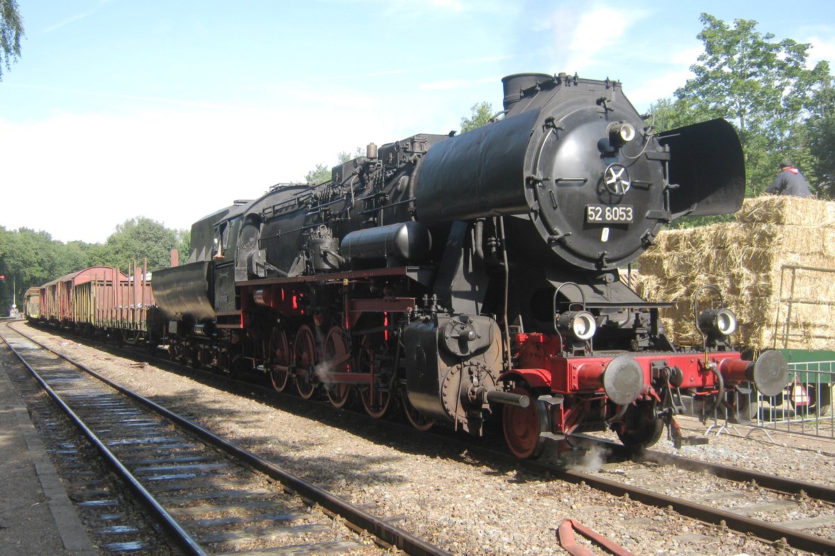 VSM 52 8053 steht am 2 September 2012 mit ein Fotoguterzug in Loenen. 