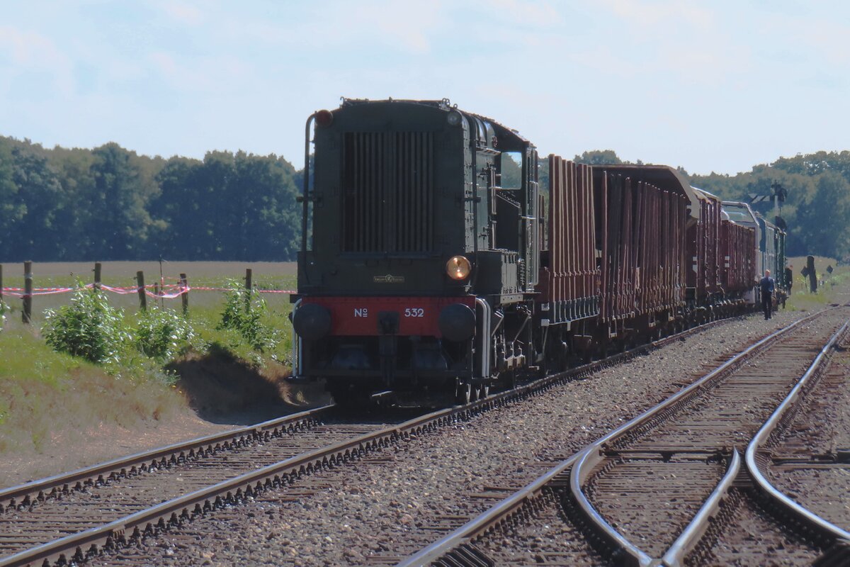 VSM 532 steht etwas ausser der Bahnhof von Beekbergen VSM am 6 September 2025.