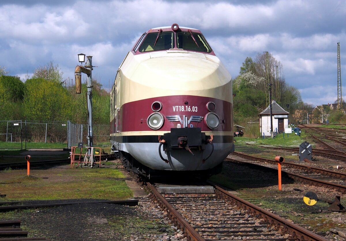 VT 18-16-03 im Sächsischen Eisenbahnmuseum Chemnitz neben Wasserkran am 19.04.2017.