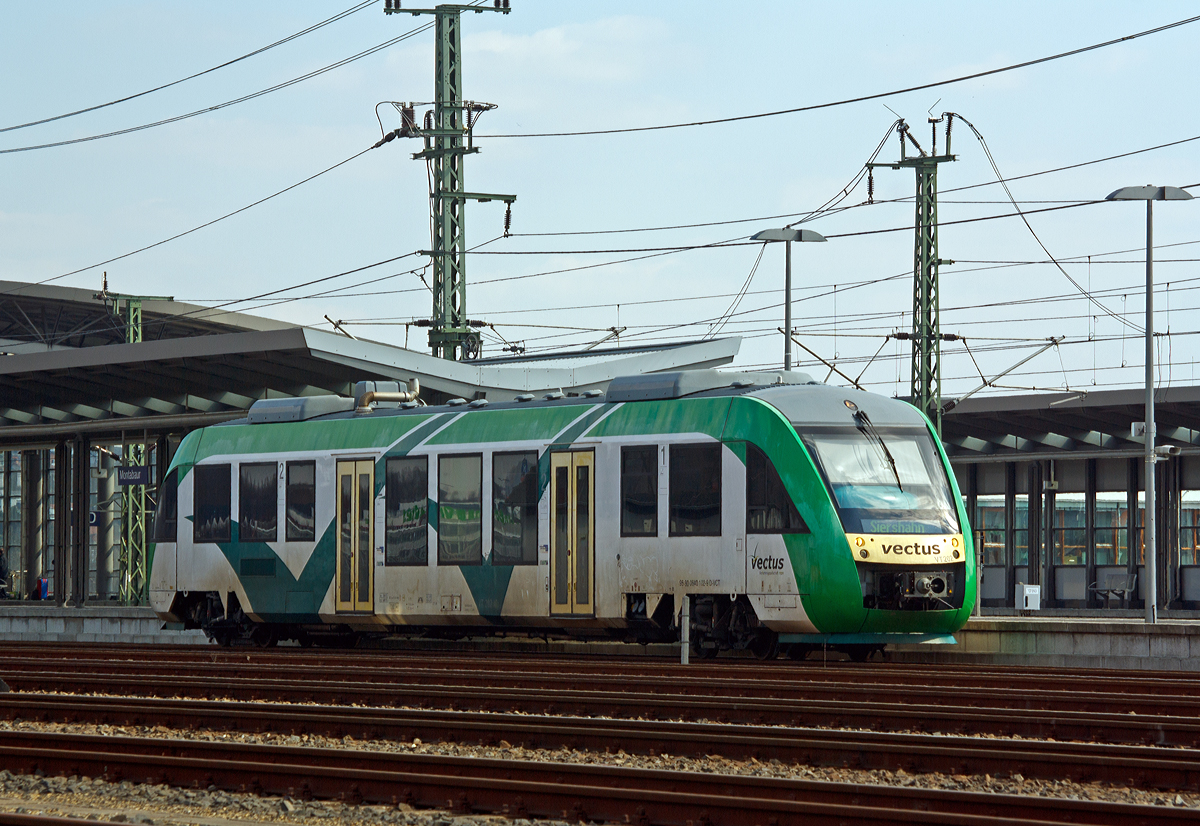 VT 202 (95 80 0640 102-9 D-VCT) der vectus Verkehrsgesellschaft mbH (ein Alstom Coradia LINT 27) am 07.04.2013 beim Halt im Bahnhof Montabaur. 
Er f�hrt als RB 29  Unterwesterwaldbah  die Verbindung Limburg (Lahn) - Staffel - Montabaur - Siershahn auf der KBS  629.

Der LINT 27 wurde 2004 bei Alstom unter der Fabriknummer 1187-002 gebaut.