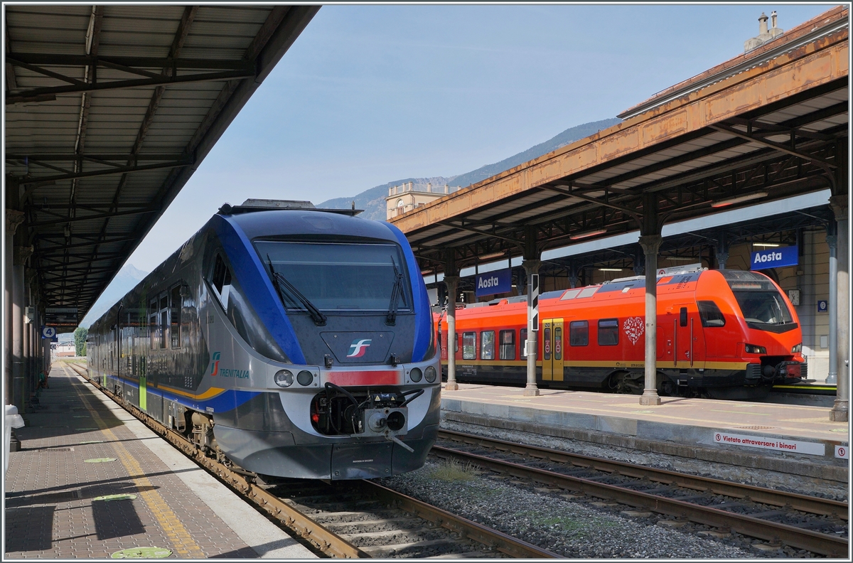 Während in Aosta auf Gleis 4 der FS Trenitaila  ALn 501-MD 093 steht, wartet auf Gleis 1 der
bimodulare FS Trenitalia BUM BTR 831 003 als Regionale 2722 auf seine Abfahrt nach Torino Porta Nuova. 

27. Sept. 2021