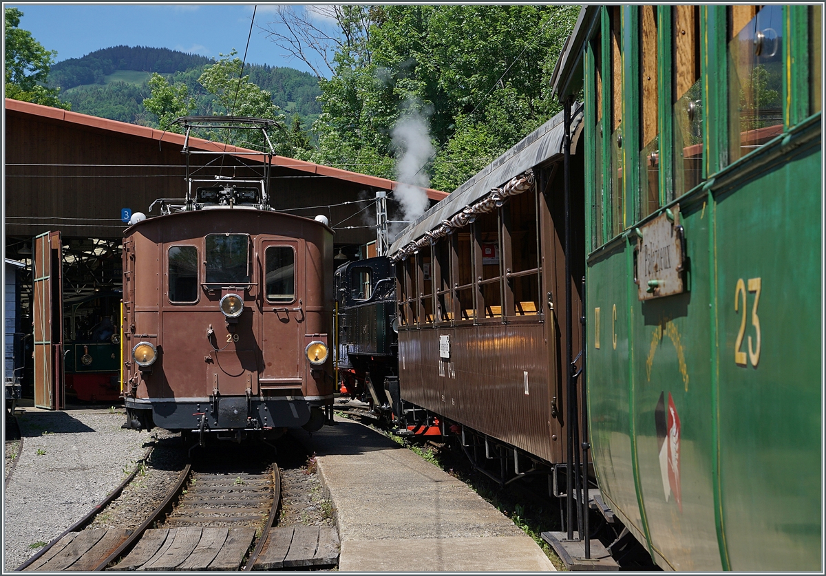 Während der Dampfzug nach Blonay zur Abfahrt bereit ist, wartet die schmucke BOB HGe 3/3 29 (Baujahr 1926) auf neuen Aufgaben. 

13. Juni 2021