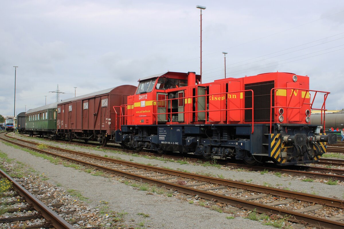 Während ein Offener Tur Tag am 21 September 2025, RheinCargo DH 112/274 109 -noch immer in Neusser Eisenbahnfarben- steht als Ausstellungsstück auf das RhC Gelände in Neuss am Kaiser.