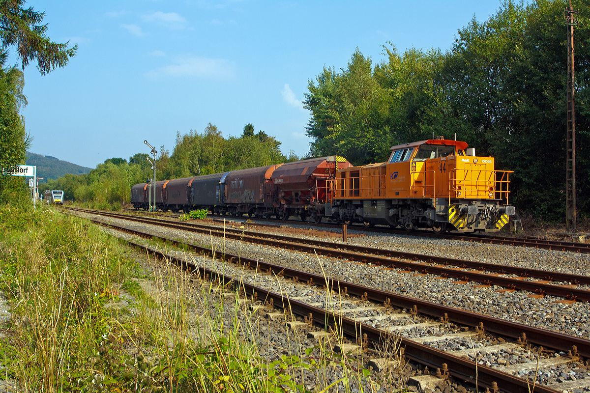 W�hrend ein Stadler GTW 2/6 der Hellertalbahn aus Betzdorf kommend den am 08.09.2014 den Bahnhof Herdorf erreicht hat, macht sich die Lok 44 (92 80 1271 004-4 D-KSW) eine  MaK G 1000 BB der Kreisbahn Siegen-Wittgenstein (KSW) nun mit ihrem �bergabe-G�terzug auf die Reise nach Betzdorf/Sieg. In Betzdorf setzt die Lok um und h�ngt ggf. weitere Wagen an, dann f�hrt sie �ber Siegen nach Kreuztal.
