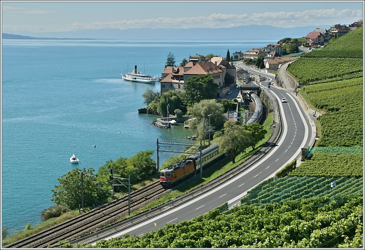 W�hrend der IR 1721 dem Wallis zustrebt, verl�sst das CGN Dampfschiff  La Suisse  Rivaz/St-Saphorin Richtung Lausanne. 9.9.13 