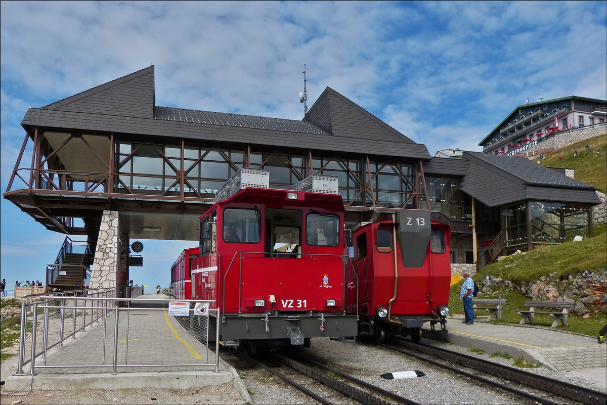 W�hrend die Oelbefeuerte Dampflok Z13 soeben die Bergstation der Schafbergbahn erreicht hat steht die Diesel-Elektrische Lok VZ31 zur Talfahrt bereit. 19.09.18  (Hans)