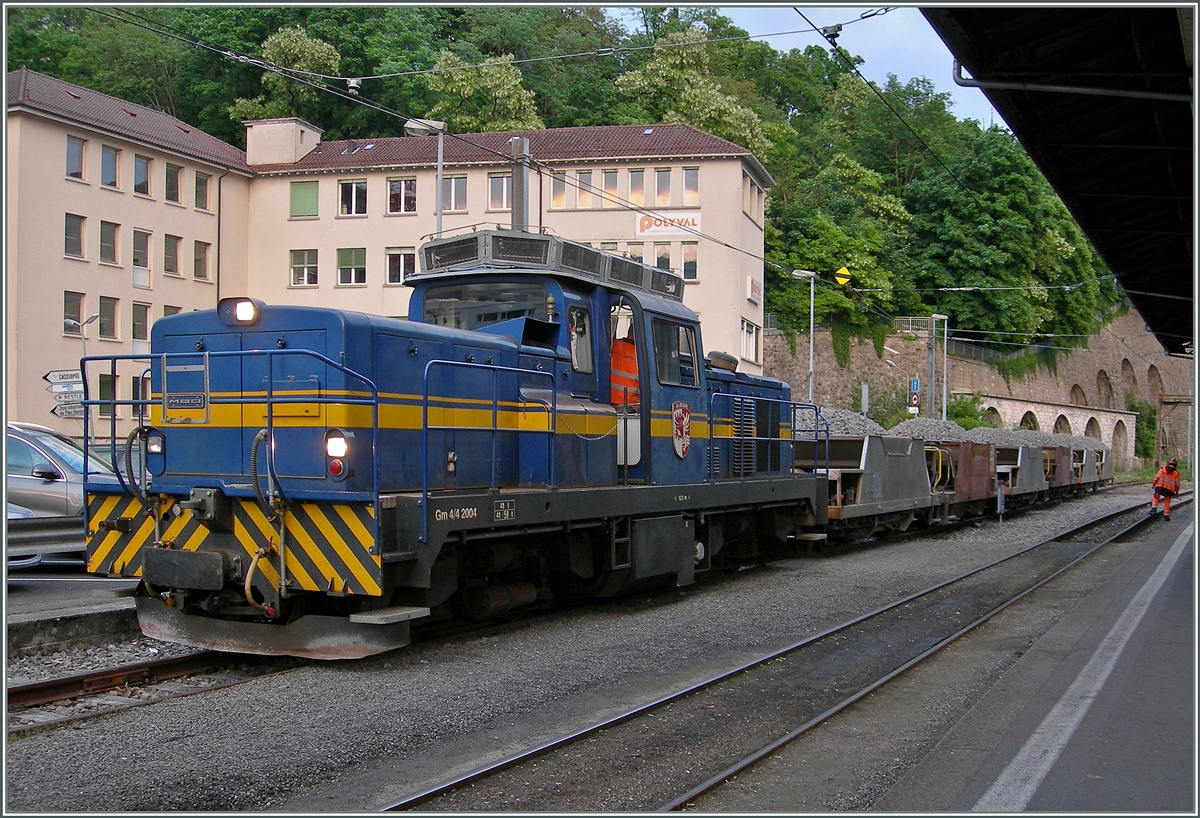 Während der Schotter mit der Bahn fahren darf, müssen die Reisend mit dem Bus Richtung Blonay fahren; die MOB Gm 4/4 2004 mit einem Schotterzug in Vevey. 
22. Mai 2015
