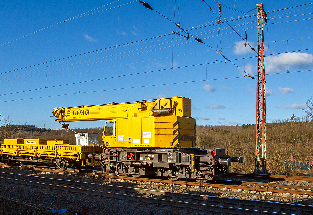 Was so alles Hinten dranhängt....
Am Zugende der GOTTWALD Gleisbauschienenkran GS 20.08 T der Eiffage Infra-Rail, Schweres Nebenfahrzeug Nr. 99 80 9419 035-7 D-ERD (ex 97 82 40 502 17-6, ex Heitkamp 60 80 092 3 559-9) am 27.02.2021 bei einer Zugdurchfahrt in Rudersdorf (Kr. Siegen) in Richtung Siegen. Davor der 2-achsiger Schutzwagen (Flachwagen mit klappbaren Seitenborden und Rungen), 23 80 3300 045-2 D-ERD, der Gattung Ks.

Der 20t -Eisenbahndrehkran vom Typ GOTTWALD GS 20.08 T wurde 1985 von Gottwald in Düsseldorf unter der Fabriknummer 146025  gebaut und an die Heitkamp Rail GmbH in Herne-Wanne geliefert. Im Jahr 2010 übernahm die Eiffage Rail den Bereich Schieneninfrastruktur der Heitkamp.

Der Gottwald 20 t GS 20.08 T (DB-Bauart 169) wird für den Aus- und Einbau von Gleisjochen und für die Montage von Ingenieurbauwerken eingesetzt. 

TECHNISCHE DATEN:
Spurweite: 1.435 mm
Anzahl der Achsen: 4 (in 2 Drehgestellen)
Drehzapfenabstand: 3.700 mm
Achsabstände im Drehgestell: 1.500 
Länger über Puffer: 8.000 mm (ohne Kranausleger)
Raddurchmesser: 920 mm (neu) 
Eigengewicht: 77.060  kg
Maximale Hublast: 20 t 
Kleinster befahrbarer Radius: 90 m
Motorleistung:  112 kW
max. Geschwindigkeit im Zugverband: 100 km/h
max. Geschwindigkeit im Eigenantrieb: 13 km/h
Max. Ausladung des Gegengewichts: 2.760 mm
Max. Hakenhöhe: 10.200 mm
Max. ausziehbare Länge Ausleger: 13.000 mm
