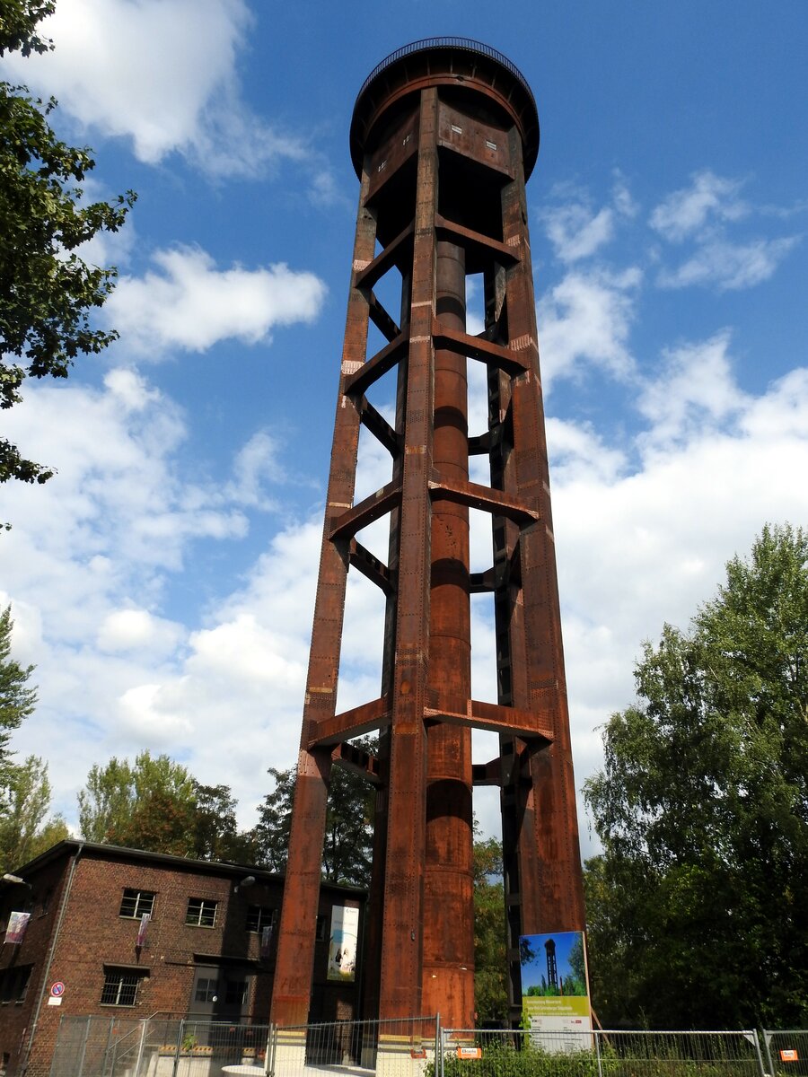 Wasserturm im Naturpark S�dgel�nde Berlin, ehemals Verschiebebahnhof Tempelhof, am 05.09.2018. Von diesem Wasserturm hatte Alfred B. Gottwaldt das Gebiet um den Verschiebebahnhof Tempelhof fotografiert und im Buch Eisenbahn-Brennpunkt Berlin ver�ffentlicht. Einige Bereiche kann man gut wieder erkennen.