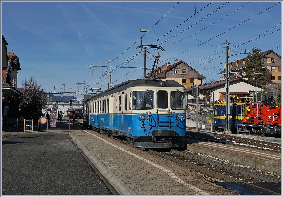 Weil es so schön (und leider bald vorbei) ist, noch ein paar Bilder des MOB ABDe 8/8: 
Der ABDe 8/8 4001 SUISSE erreicht Chernex und wird nach eine kurze Wendezeit als Regionalzug nach Montreux zurück fahren.

16. Jan. 2019