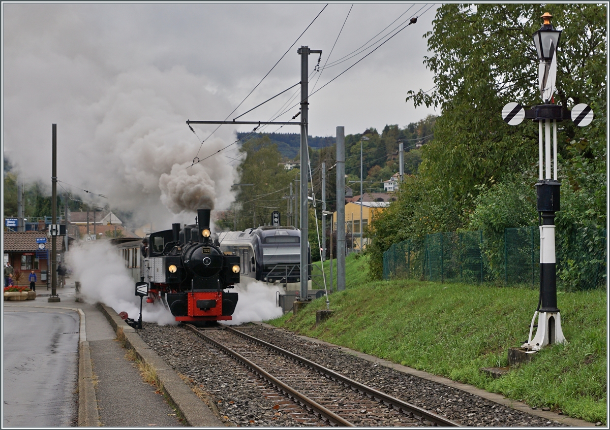 Wenn es kühl ist, zeigt die Dampflok erst so recht ihre schöne Dampf- und Rauchwolken... Die Blonay-Chamby G 2x 2/2 105 verlässt Blonay. 

26. Sept. 2020