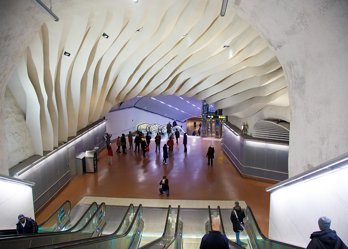 Wer von Stockholm Central mit Stockholms Pendeltåg fahren will, der muss, mit mehreren Rolltreppen 40 m in die Tiefe. Eine kleine Inspiration am 21.03.2019 auf der Abfahrt mit der Rolltreppe zu der neu errichteten Tunnelstation Stockholm City (eröffnet im  Sommer 2017).

Um Kapazitätsengpässen auf der Strecke Stockholms Södra–Stockholm C entgegen zu wirken, wurde bis Juli 2017 ein neuer Eisenbahntunnel, der sogenannte Citybanan-Tunnel, gebaut. Seitdem verkehren die Züge des Pendeltåg durch den Tunnel und halten nicht mehr in Stockholm C, sondern in der neu errichteten Tunnelstation Stockholm City, die sich unter dem U-Bahnknoten T-Centralen (in 40 m Tiefe) befindet. Die Tunnelstation umfasst vier Gleise im Richtungsbetrieb an zwei Mittelbahnsteigen mit Bahnsteigtüren und ist sowohl mit T-Centralen als auch mit dem Fernbahnhof über Rolltreppen und Aufzüge verbunden.

Stockholms Pendeltåg ist ein mit der S-Bahn in Deutschland vergleichbares Vorortzugsystem.
