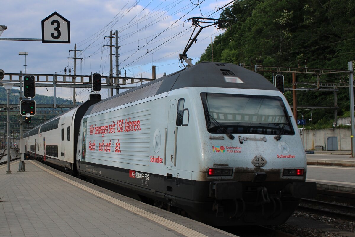 Werbelok 460 081 schiebt ein IC aus OLten aus nach Basel SBB am 17.Mai 2025.