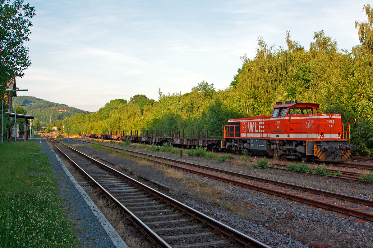 
WLE (Westfälische Landes-Eisenbahn) Lok 51  Kreis Warendorf  (eine MaK G 1206) mit leeren Güterzug (Schwerlastwagen), am 12.06.2014 hat sie im BfHerdorf Hp 0, sie  muss erst den Gegenverkehr abwarten. Sie kommt mit ihrem Zug von Burbach-Holzhausen.  

Die Lok wurde 2002 bei Vossloh unter Fabriknummer 1001150 gebaut. Die komplette NVR-Nummer ist 92 80 1275 106-3 D-WLE. 
