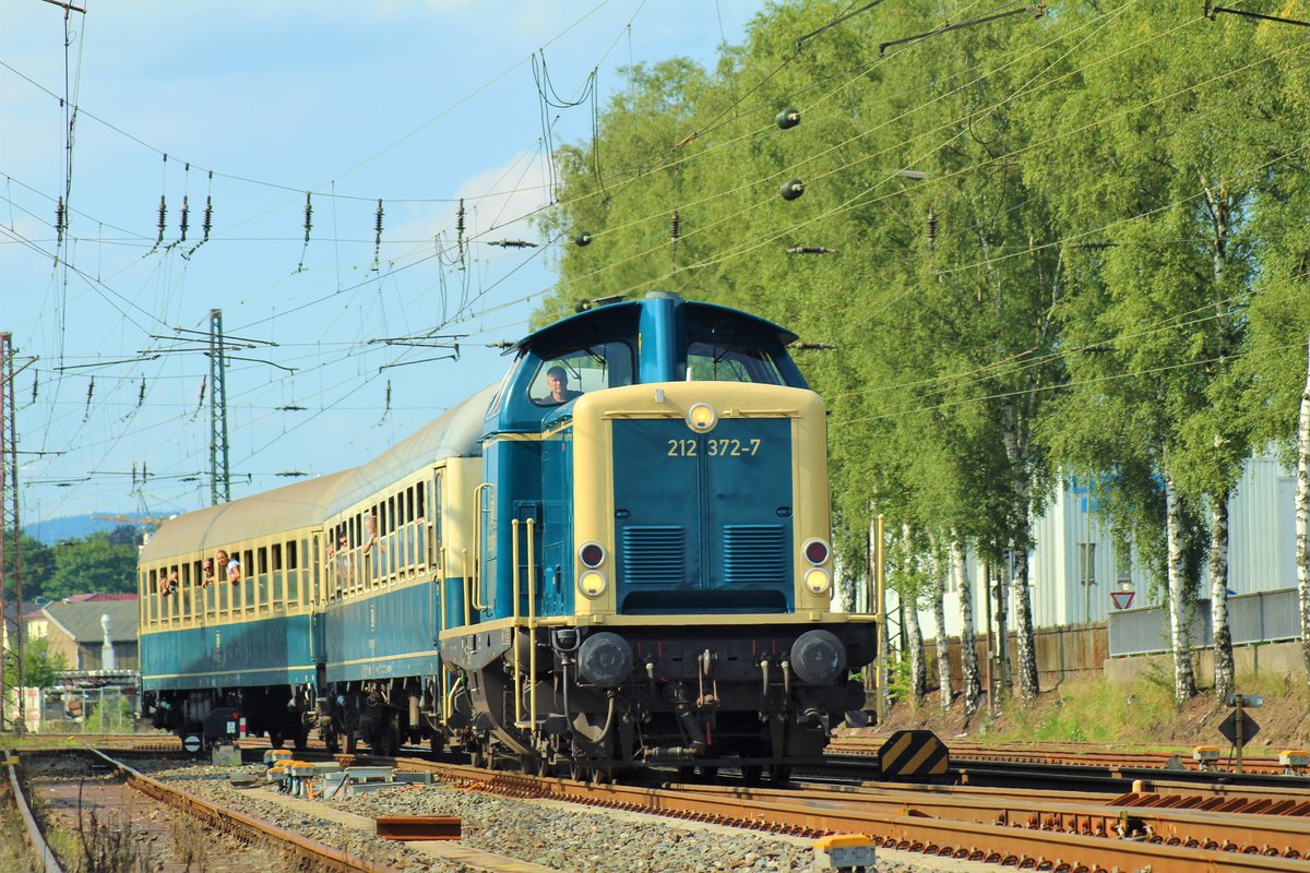 Wohl einer der besten Dinge dieses Tages :)

Die V100 West (212 372-7) des DB Musums Koblenz als Sonderzug durch Kreuztal. Das Bild entstand am 27. August, der Zug fuhr die Leistung Siegen - Kreuztal und zurück.