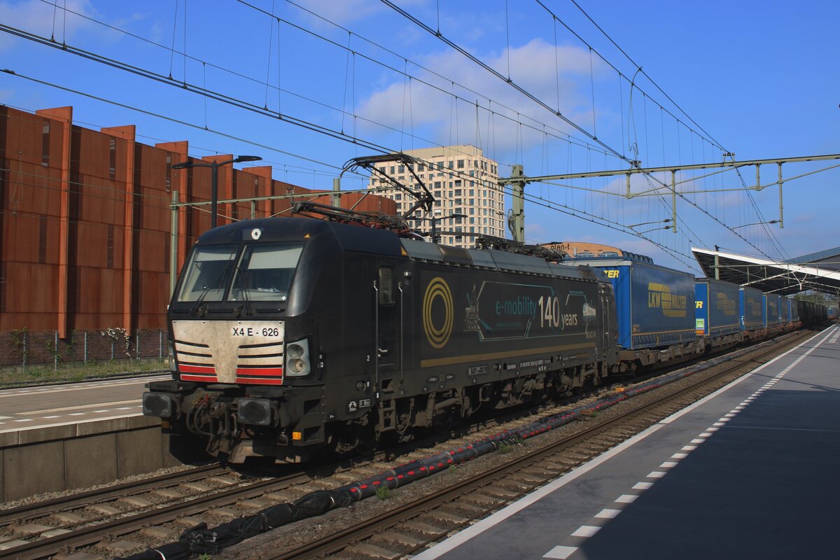 X4E-626 von Ecco Rail zieht am 25 April 2025 der LKW Walterzug durch Tilburg und wirbt noch imer für 140 (+) Jahre Siemens -die Lok war vor zehn Jahre Teil der Mietflotte von PKPIC.