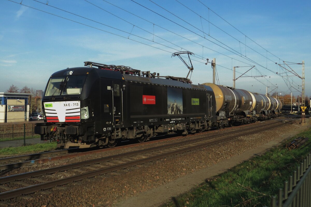 X4E-713 von BLS zieht ein Kesselwagenzug durch Venlo-Vierpaardjes am 25 November 2020.