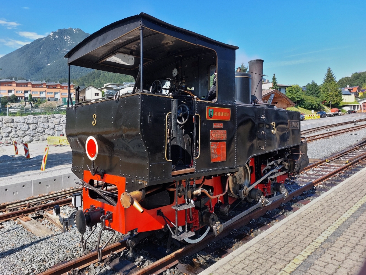 Zahnrad-Dampflok Nr. 3; Georg; steht am Gleisende im Bahnhof von Jenbach, die Lokmannschaft genie�t noch eine kurze Schattenpause vor der Bergfahrt. 20.08.2024
