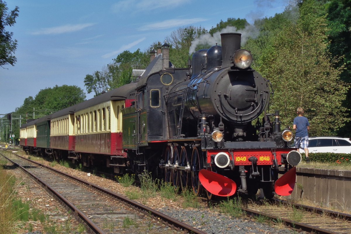 ZLSM, ex SJ 1040 steht mit ein Dampfpendelzug in Schin op Geul am 8 Juli 2017 w�hrend die ZLSM Dampftage.
