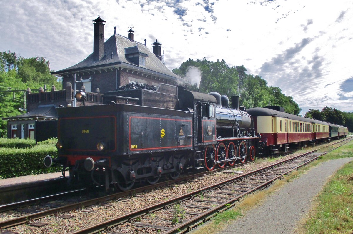 ZLSM, ex SJ 1040 steht mit ein Dampfpendelzug in Schin op Geul am 8 Juli 2017 w�hrend die ZLSM Dampftage.