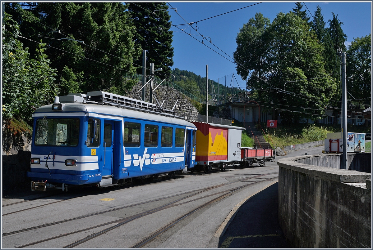 Zu meiner grossen �berraschung stand der BVB Be 2/3 mit einem kleinen G�taerzug in Villars sur Ollon. Da ohne Zangstangenantrieb, besorgt der Be 2/3 jedoch hier wohl  nur  Rangieraufgaben.
5. Sept. 2017
