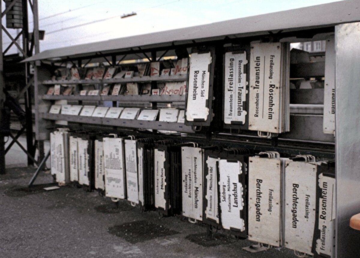 Zuglaufschilder Sammelstelle auf dem Bahnsteig von Freilassing am 23.07.1981.