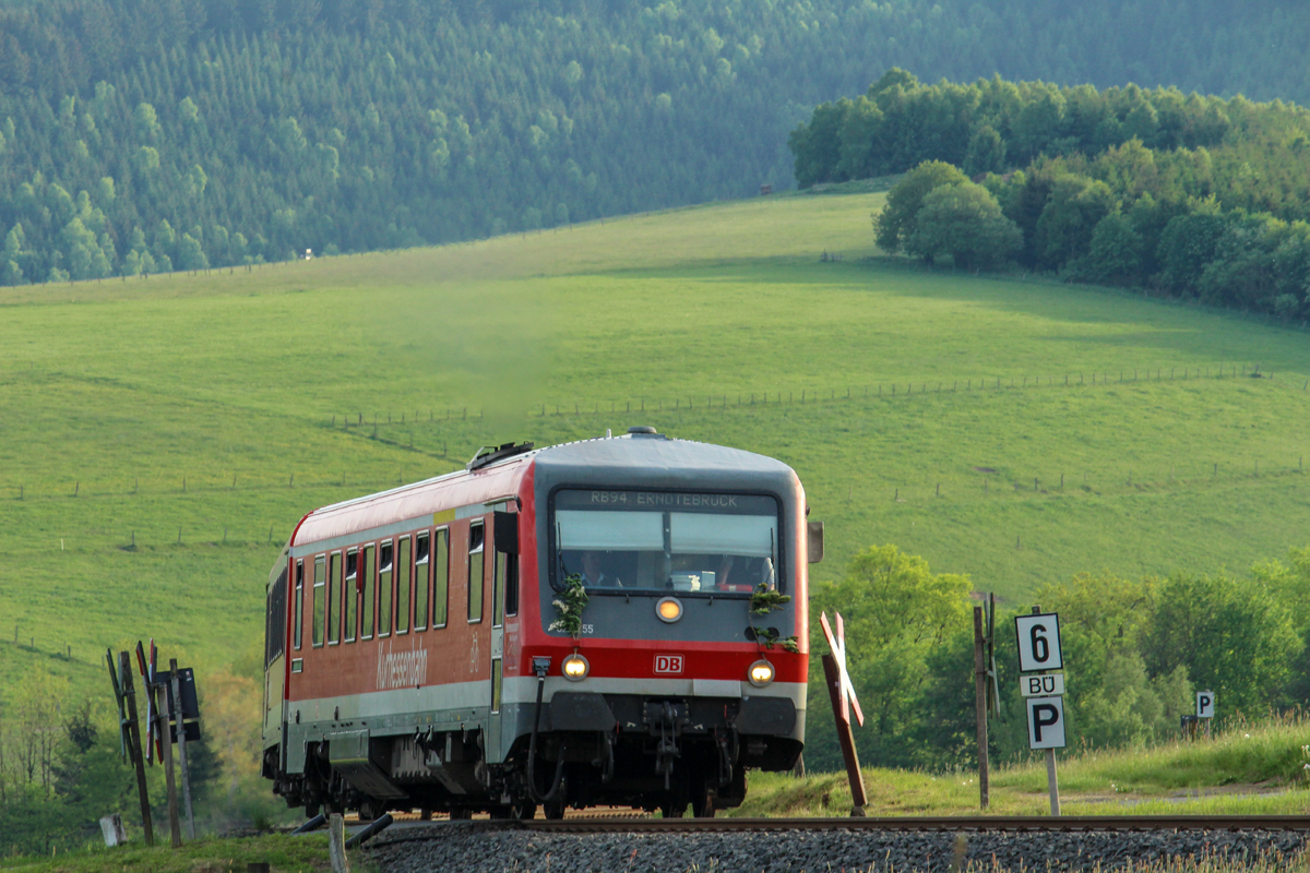 Zum wahrscheinlichen Abschied... (2/3)

Am Samstag, den 12.05.2018 machte sich 628 255 ein wahscheinlich letztes mal auf den Weg in Richtung Erndtebrück. Warum wahrscheinlich? Der Zug war mit Zweigen geschmückt, wie man es normal bei Abschiedsfahrten oder Fristabläufen bei Fahrzeugen macht. So schätzen einige auch das Schicksal des hier gezeigten Triebwagens...

Das Bild wurde bei Oberndorf (Wittgensetin) aufgenommen. Hier verlässt der 628 255 eine von vielen Langsamfahrstellen und fährt weiter als RB 94 in Richtung Erndtebrück.