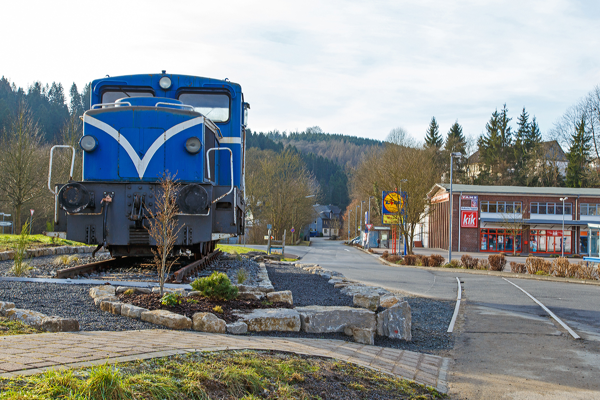 
Zurück zu den Ursprüngen bzw. neben ihrer „Geburtsstätte“....

Die Jung R 42 C ehemalige Werkslok Nr. 12 der Firma Gontermann-Peipers, ex Lok 12 der Kleinbahn Weidenau-Deuz, später SK 12 Siegener Kreisbahn, hier am 18.01.2015 als Denkmallok in Kirchen/Sieg.

Rechts in der Straße liegt noch ein letztes Stückchen der  Asdorftalbahn  - Bahnstrecke Kirchen - Freudenberg (ex KBS 361 / Streckennummer 2882).... 
Die Asdorftalbahn war eine rund 14 km lange, eingleisige, nicht elektrifizierte Eisenbahnstrecke von Kirchen(Sieg) im Landkreis Altenkirchen in Rheinland-Pfalz nach Freudenberg im Kreis Siegen-Wittgenstein in Nordrhein-Westfalen. 