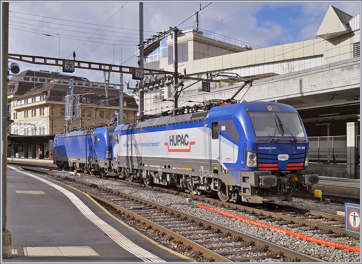 Zwar verkehren RailCare Rem 476 von Gen�ve nach Vufflens-la-Ville und weiter dem Juras�dfuss entlang, aber in Lausanne sind Vectron-Loks ziemlich selten. Um so mehr freute ich mich, auf Gleis 2 gleich zwei dieser zwar modernen, aber doch formsch�nen Loks zu sehen: die 193 490 und die 193 492 verlassen Lausanne in Richtung Wallis.

26. Februar 2020