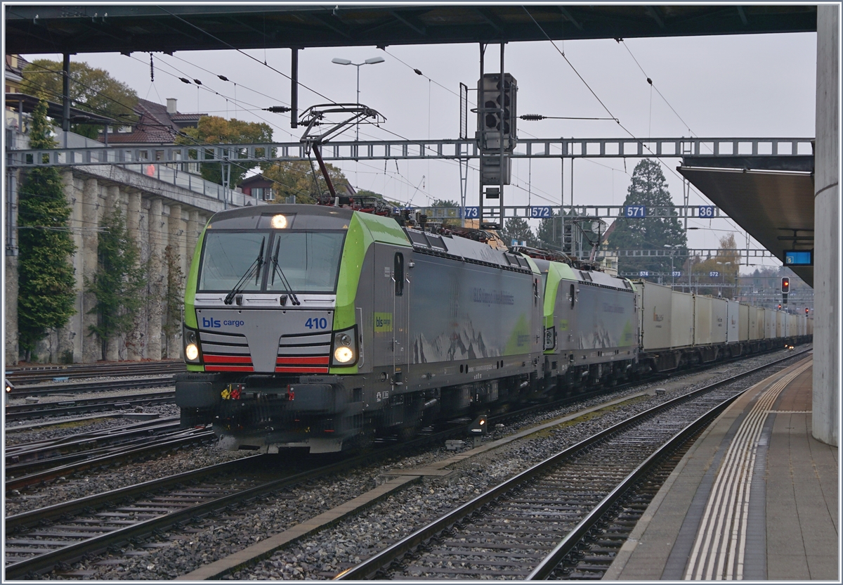 Zwei BLS Re 475, mit der f�hrenden Re 475 010, warten mit einem langen G�terzug in Spiez auf die Weiterfahrt Richtung S�den. 
9. Nov. 2017