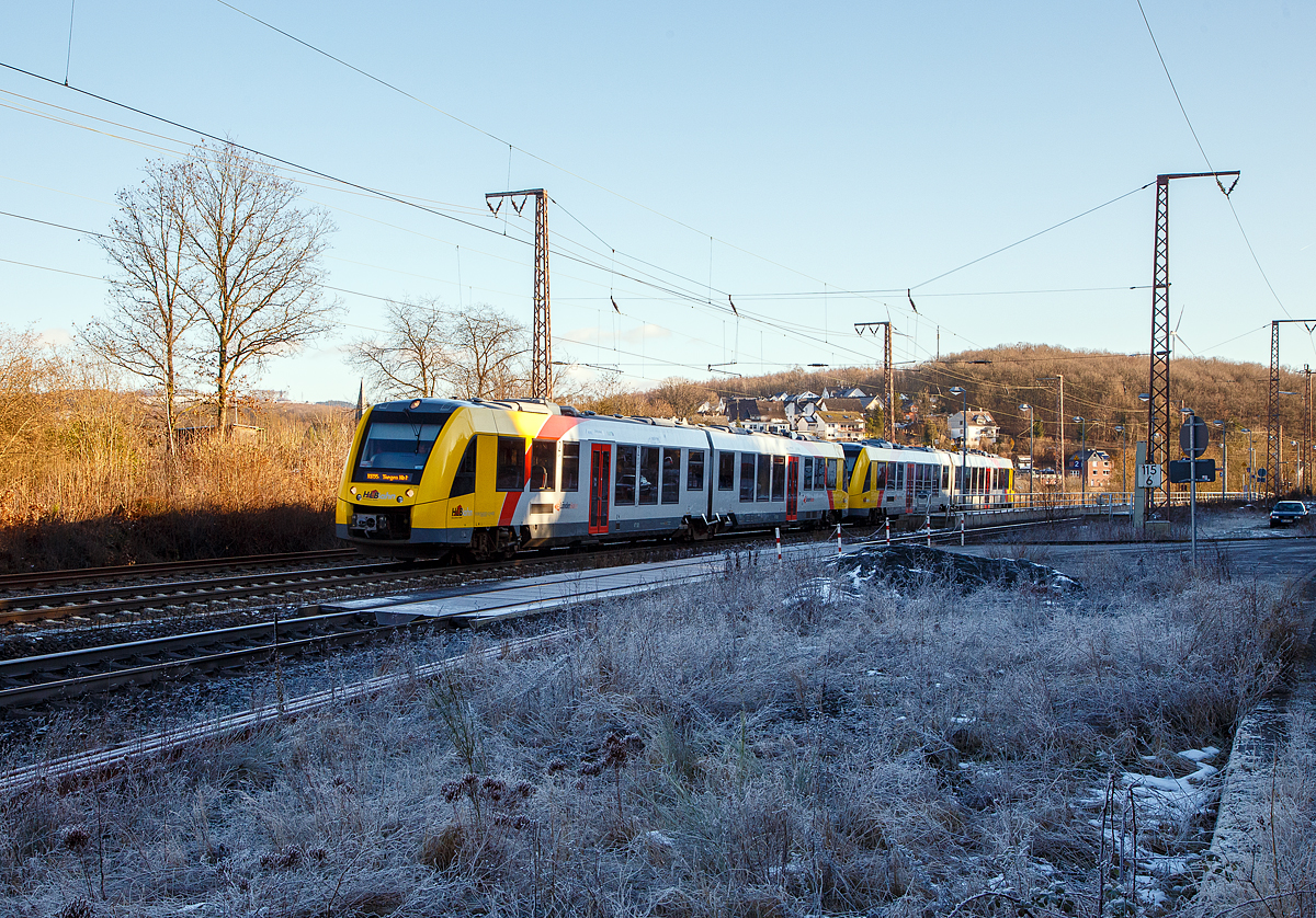 Zwei gekuppelte Dieseltriebzüge vom Typ Alstom Coradia LINT 41 der neuen Generation / neue Kopfform, der HLB (Hessische Landesbahn GmbH), fahren am 11.01.2022, als RB 95  Sieg-Dill-Bahn  Dillenburg – Siegen, von Rudersdorf (Kreis Siegen) weiter in Richtung Siegen. Vorne der VT 501 (95 80 1648 101-1 D-HEB / 95 80 1648 601-0 D-HEB) und hinter der VT 506 (95 80 1648 106-0 D-HEB / 95 80 1648 606-9 D-HEB).

Die Sonne kommt einfach noch nicht hoch genug, so liegt die Strecke hier noch im Schatten und so blieb hier noch frostig, was man im bild auch sehen kann.
