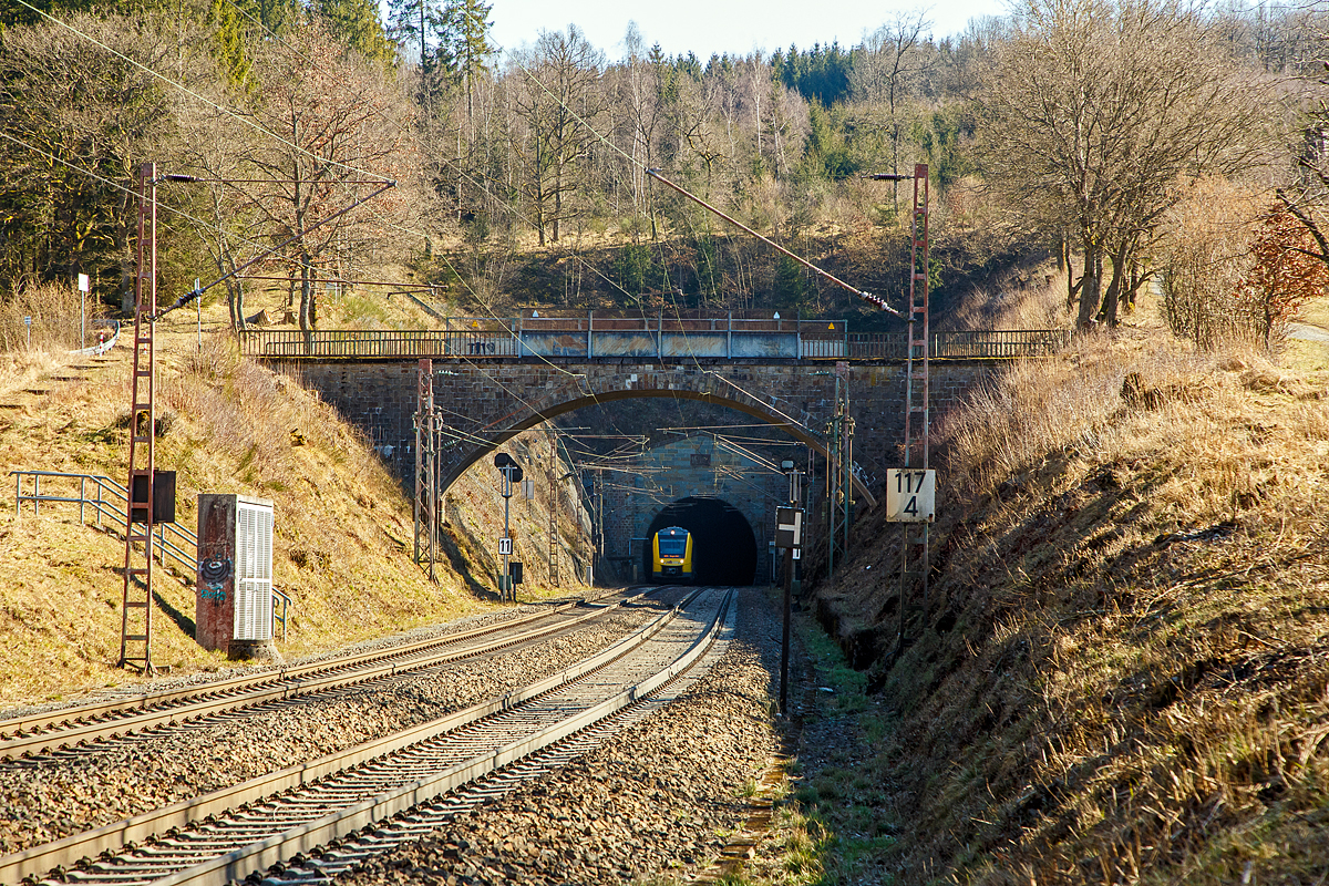 Zwei gekuppelte Dieseltriebz�ge vom Typ Alstom Coradia LINT 41 der neuen Generation / neue Kopfform, der HLB (Hessische Landesbahn GmbH), kommen am 07.03.2022 gerade aus dem 2.652 m langen Rudersdorfer Tunnel, bald erreichen sie den Hp Rudersdorf (Kr. Siegen). Vorne der VT 505 (95 80 1648 105-2 D-HEB / 95 80 1648 605-1 D-HEB) und dahinter der VT 503 (95 80 1648 103-7 D-HEB / 95 80 1648 603-6 D-HEB). Sie fahren als RB 95  Sieg-Dill-Bahn  die Verbindung Dillenburg – Siegen.