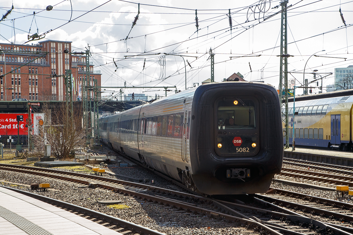 
Zwei gekuppelte DSB Gumminasen bzw. DSB IC 3 – MFA 5082  / FF 5482 / MFB 5282  „Abel Schrøder“ und MFA 5080 / FF 5480 / MFB 5280 „Henrik Gerner“ fahren am 19.03.2019 in den Hauptbahnhof Hamburg ein und werden als EC 35 Hamburg - Lübeck - Puttgarten - Rödby – Kopenhagen (Vogelfluglinie) bereitgestellt.