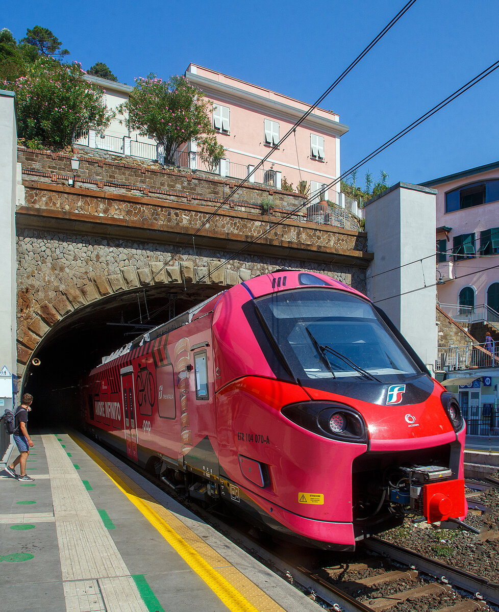Zwei gekuppelte Trenitalia „pop“, der ETR 104 078 und hinten der ETR 104 070, zwei vierteilige Alstom Coradia Stream, mit Werbung für den Giro d’Italia, verlassen am 21.07.2022 im Bahnhof von Riomaggiore (Cinque Terre) und fahren als Cinque Terre Express weiter in Richtung 
Levanto.

Für die Fahrt mit den Cinque Terre Express muss man ein Ticket lösen, z.B. Trenitalia nationale Tageskarten gelten hier nicht.