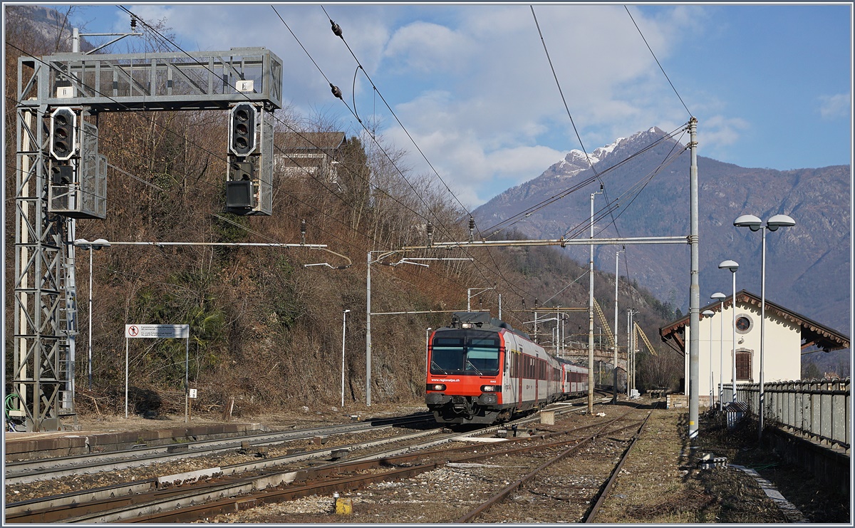 Zwei RegioAlps RABe 560 Domino Triebzüe erreichen Preglia.
7. Jan. 2017