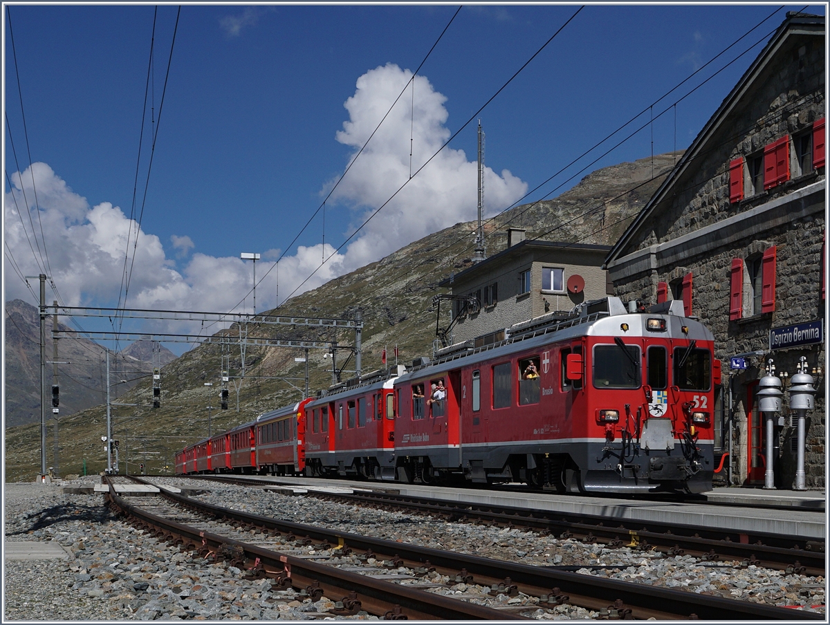 Zwei RhB ABe 4/4 III haben mit ihrem Regionalzug von St.Moritz nach Tirano den h�chsten Punkt ihrer Reise erreicht: Ospizio Bernina, 2253 m�M.
13. Sept. 2016