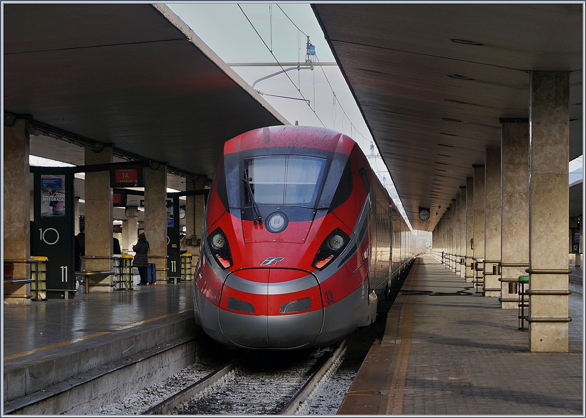 Zwei Trenitalia ETR 400 (Frecciarossa 1000) warten in Firenze SMN auf die Abfahrt.
14. Nov. 2017