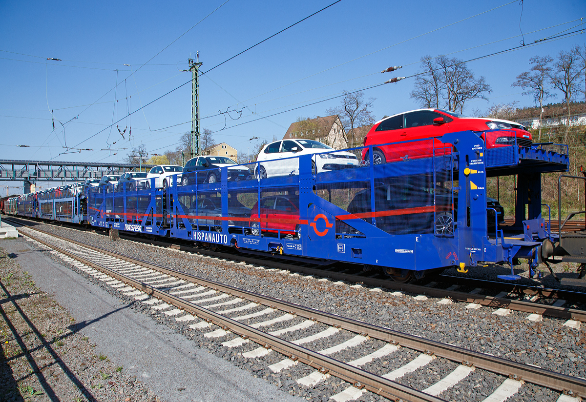 Zweiteilige, 2 x 2 achsige, offene Doppelstock-Autotransportwagen-Einheit, RIV 24 71 4370 030-7 E-TRFSA, der Gattung Laaers (142), des spanischen Transport- und Logistik-Unternehmens Transfesa (Transportes Ferroviarios Especiales S.A.) / HISPANAUTO, im Zugverband am 09.04.2017 bei einer Zugdurchfahrt im Bahnhof Marburg (Lahn).

TECHNISCHE DATEN: 
Spurweite: 1.435 mm (Normalspur) 
Anzahl der Achsen: 4
L�nge �ber Puffer: 31.000 mm
Eigengewicht: 32.700 kg
H�chstgeschwindigkeit: 100 km/h (beladen) / 120 km (leer)
Maximales Ladegewicht: 27,3 t (ab Streckenklasse A)
Bremse: 2x KE-GP
