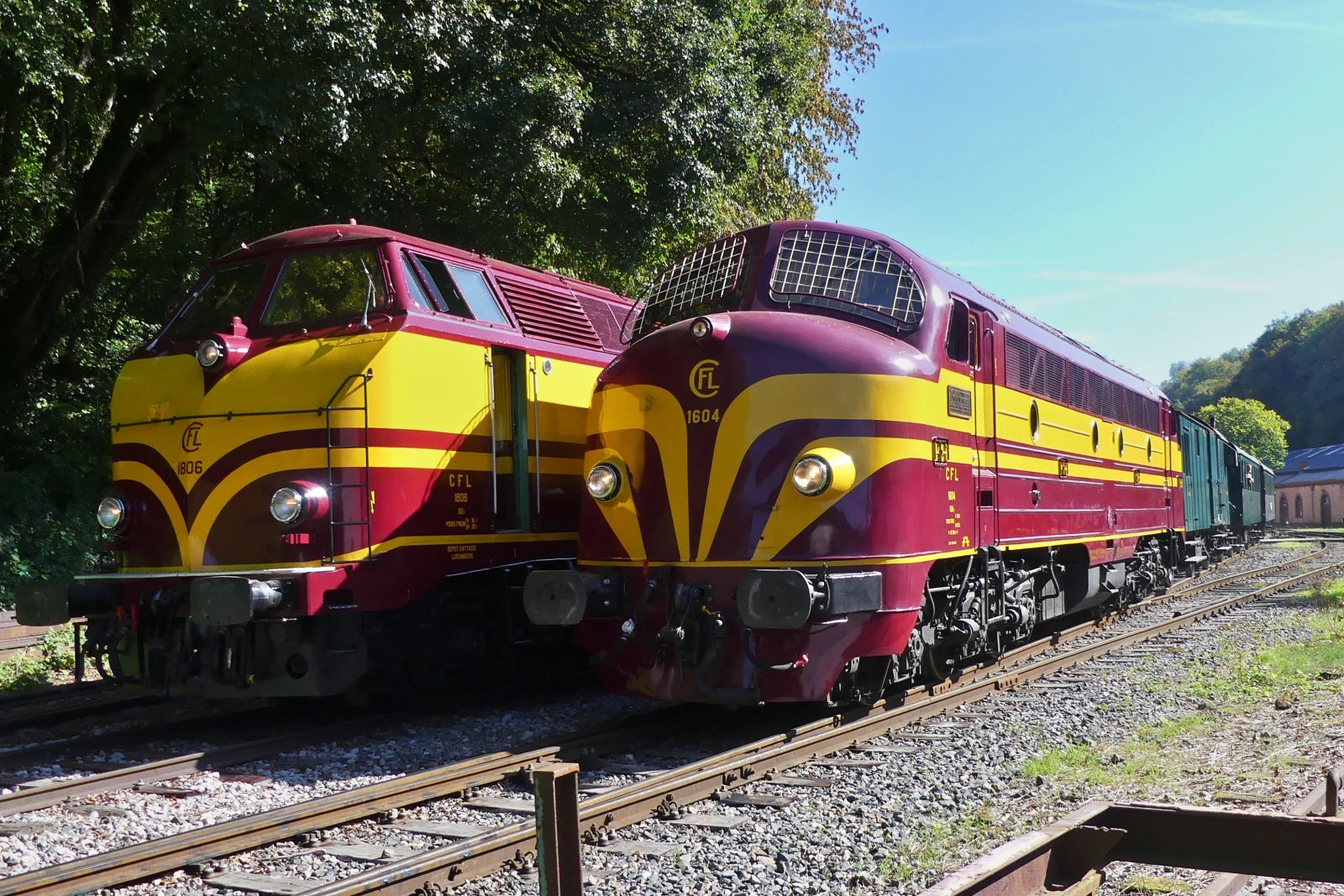 01.10.2023 Dieseltag im Fond de Gras. Frontenvergleich LOK 1806 steht mit Personenwagen auf dem Abstellgleis, Lok 1604 fährt mit ihrem Zug in Richtung Petange daran vorbei. (Hans)
