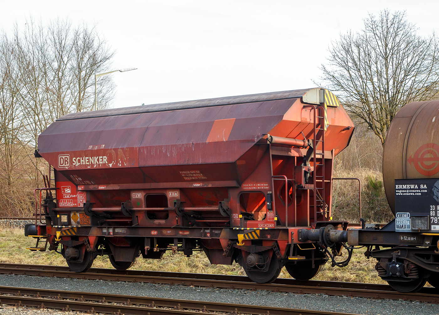 2-achsiger Gedeckter Sch�ttgutwagen mit dosierbarer Schwerkraftentladung 21 80 0734 715-4 D-DB, der Gattung Tds 938, der DB Cargo AG, abgestellt am 09.02.2023 in Herdorf, im Zugverband auf dem Rbf der KSW.

In diesen Wagen wird Ammoniumnitrat (Gefahrgutnummer 50/1942) zur Sprengstoff Herstellung zur Fa. Dynamit Nobel Defence nach Burbach-W�rgendorf gefahren (hier ist er leer).  Ammoniumnitrat ist der Stoff  von dem ca. 2.750 Tonnen im Hafen von Beirut am 4. August 2020 explodierten und zur der bekannten gewaltigen Explosionskatastrophe f�hrten.

TECHNISCHE DATEN:
Spurweite: 1.435 mm
Achsanzahl: 2
L�nge �ber Puffer: 9.640 mm
Achsabstand: 6.000 mm
Laufraddurchmesser: 1.000 mm (neu)
Wagenh�he: 4.198mm
Gr��e der Belade�ffnung L�nge x Breite: 8.000 x 1.200 mm
Laderaum: 38 m�
Eigengewicht: 12.700 kg
H�chstgeschwindigkeit: 100 km/h (beladen) / 120 km/h (leer)
Maximales Ladegewicht: 26,0 t  ab Streckenklasse C
Kleinster bef. Gleisbogenradius: 35 m
Bauart der Bremse: KE-GP (LL)
Bremssohle: IP 116
Intern. Verwendungsf�higkeit: RIV