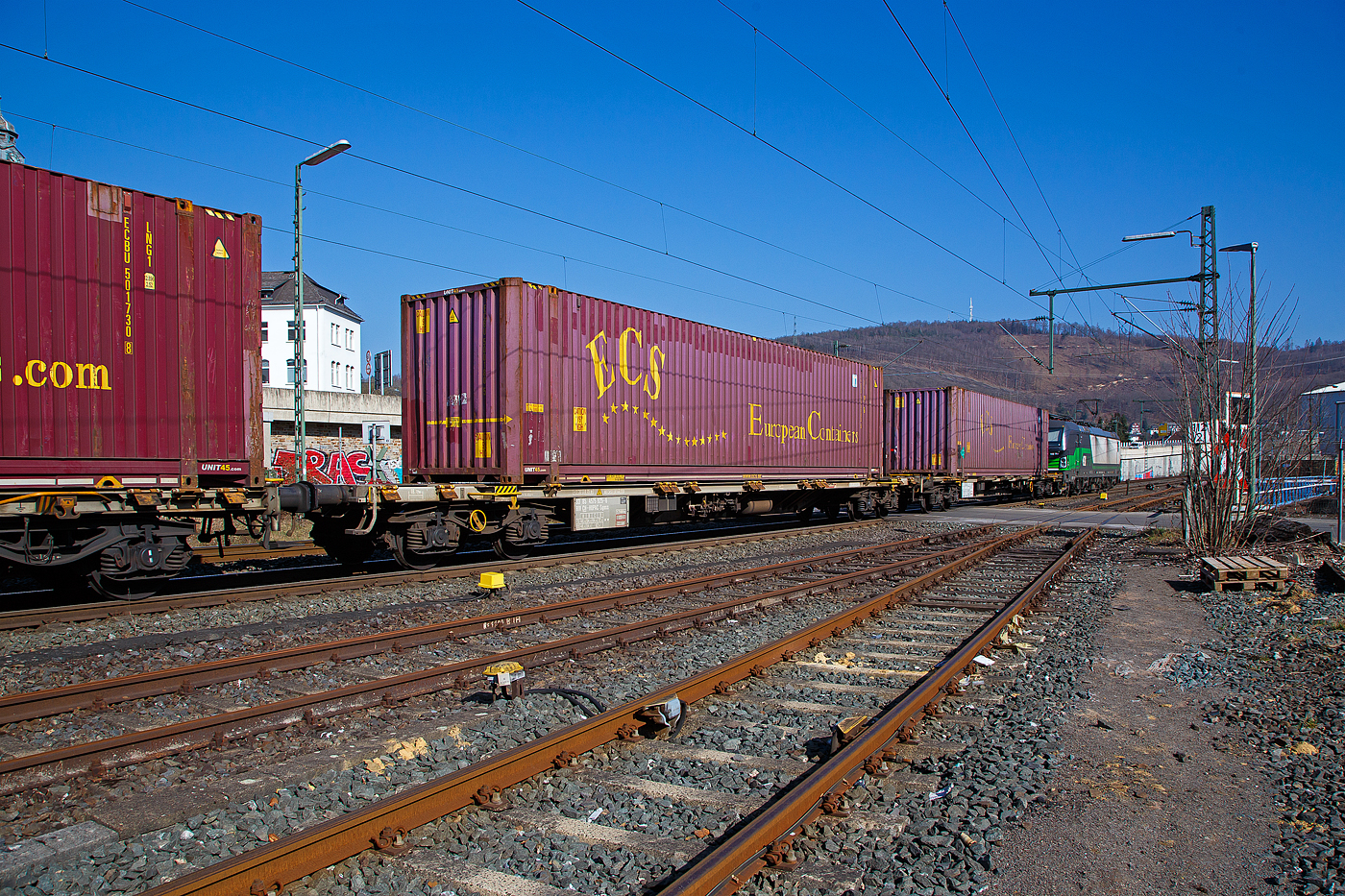 4-achsiger Drehgestell-Containertragwagen 33 85 4575 825-6 CH-HUPAC, der Gattung Sgnss, der HUPAC AG am 24.03.2021 im Zugverband bei der Durchfahrt in Niederschelden an der Siegstrecke (KBS 460) in Richtung Siegen.

Der Wagen wurde 2006 von Josef Meyer Rheinfelden gebaut.

Dieser Güterwagen eignet sich zum Transport von Container- und Wechselbehältern mit verschiedenen Parametern (20’, 30’, 40’). Klassifiziert nach UIC 592-2 und UIC 592-4.

TECHNISCHE DATEN:
Spurweite: 1.435 mm
Anzahl der Achsen: 4 (in zwei Drehgestellen)
Länge über Puffer: 20.000 mm
Länge der Ladefläche: 18.720 mm
Drehzapfenabstand: 14.460 mm
Achsabstand im Drehgestell: 1.800 mm
Leergewicht: 17.600 kg
Max. Zuladung bei Lastgrenze S: 72,4 t (ab Streckenklasse D)
Max. Zuladung bei Lastgrenze SS: 62,4 t (ab Streckenklasse C)
Max. Geschwindigkeit: 100 km/h (Lastgrenze SS und leer 120 km/h)
Kleinster befahrbarer Gleisbogen: R = 75 m
Achslast : 22 t
Bremse: KE-GP-A 
Feststellbremse: Ja
Verwendungsfähigkeit: RIV

Bedeutung der Gattung Sgnss:
S   Drehgestell-Flachwagen in Sonderbauart
g   Für Container mit einer Gesamtlänge von höchstens 60 Fuß
n   Maximale Tragfähigkeit über 60 t
ss   Höchstgeschwindigkeit bis zu 120 km/h (beladen)