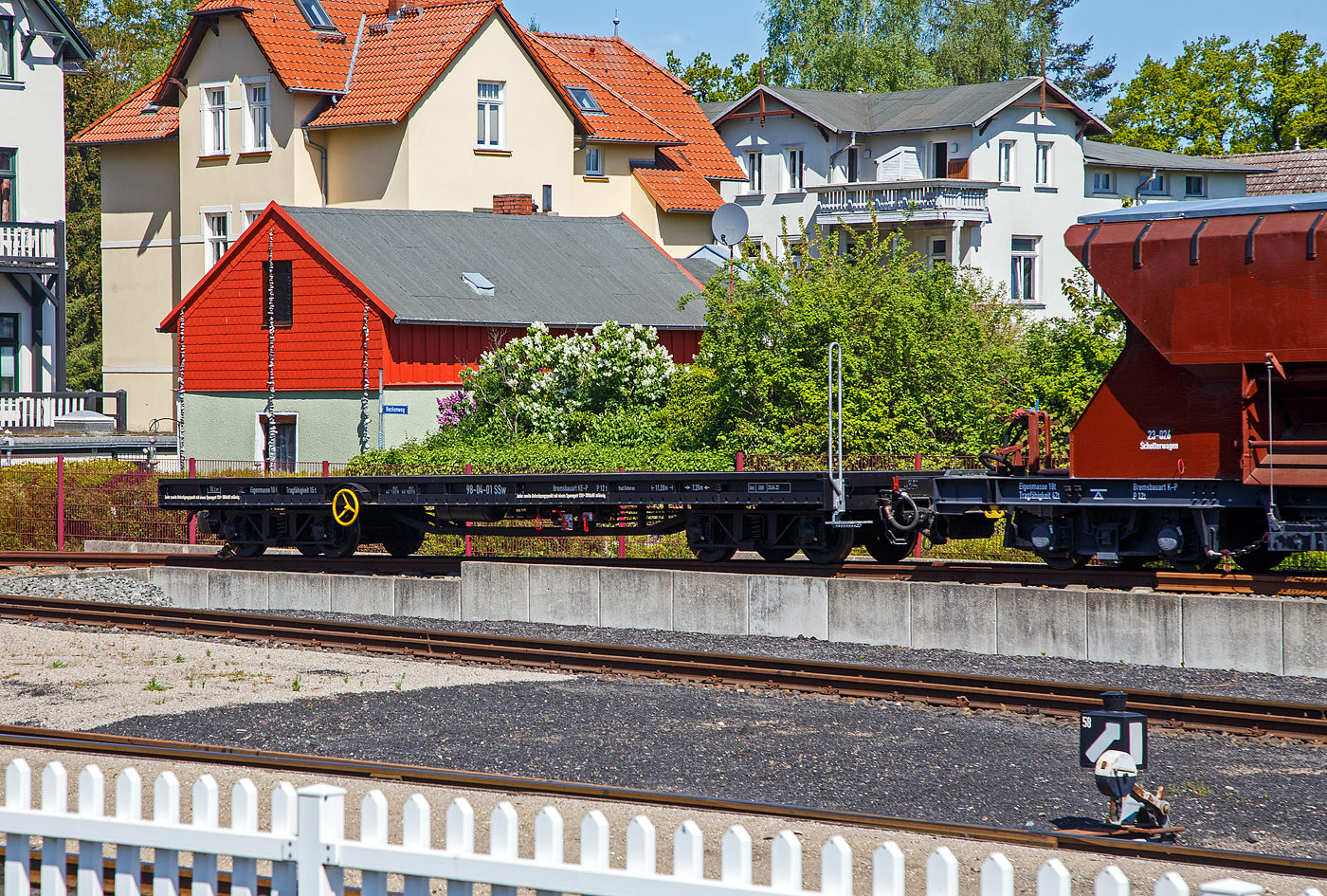 4-achsiger Schmalspur Drehgestell-Flachwagen 98-04-01 SSw der MBB - Mecklenburgischen Bäderbahn Molli GmbH, ex DR 98-04-01 der Gattung SSw, abgestellt am 15.05.2022 im Bahnhof Bad Doberan.

TECHNISCHE DATEN:
Spurweite:  900 mm
Länge über Puffer: 11.200 mm
Drehzapfenabstand: 7.200 mm
Länge der Ladefläche: 10.300 mm
Eigengewicht: 10 t
Tragfähigkeit: 15 t
Bremse: KE-P
Feststellbremse: Ja
