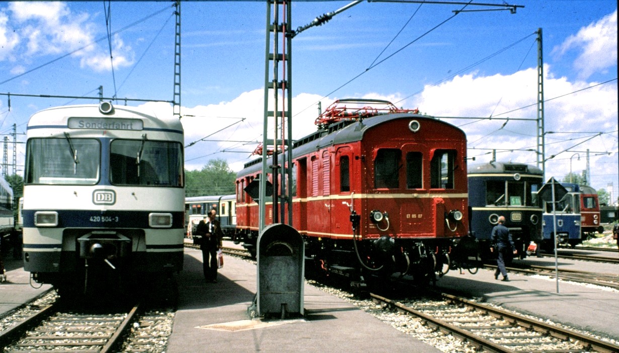 420 504-3 und ET 85 07 und Hamburger S-Bahn Baureihe 471 Nr.1403 bei der Ausstellung 100 Jahre elektrische Lokomtive in M�nchen-Freimann am 25-05-1979.