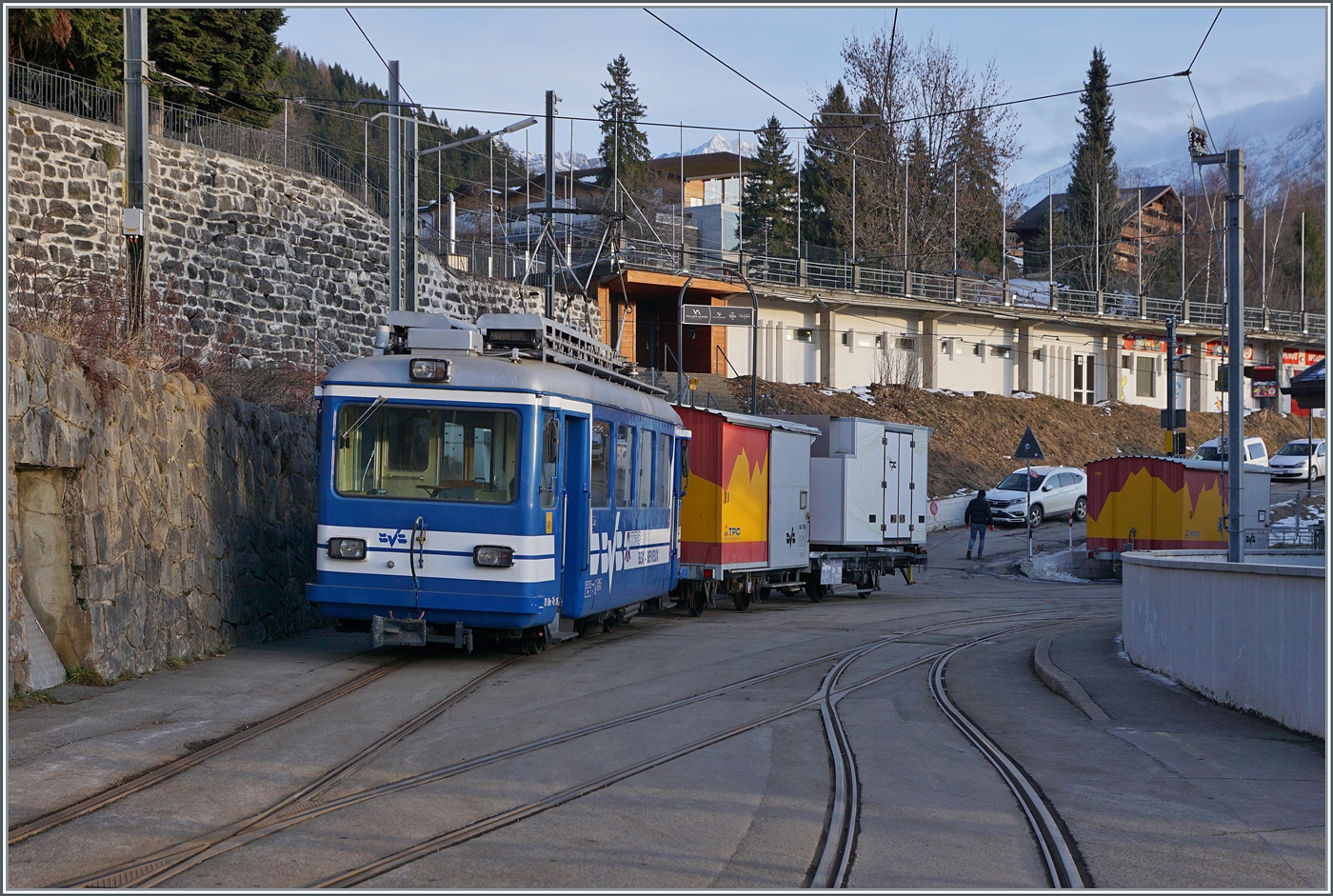 Als schöne Farb-Variante zur sonst üblichen TPC Farbgebung steht der BVB Be 2/3 16 mit zwei Güterwagen in Villars s/O. 

19. Jan. 2026